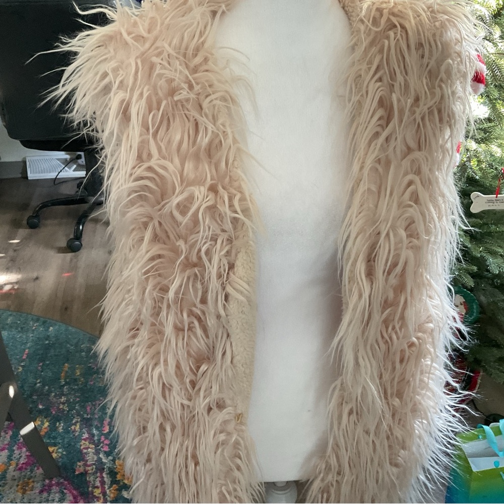 Women's Faux Fur Vest in Cream - Picture 2 of 4